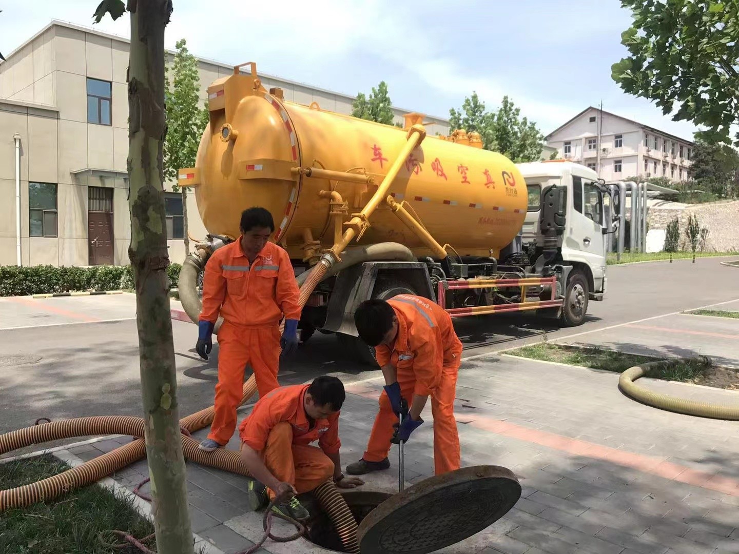 阿尔山管道疏通车停在窨井附近