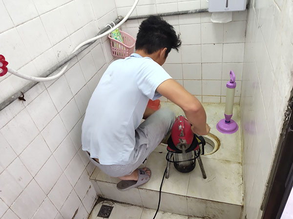 阿尔山管道堵塞冒臭气 专业师傅现场解决问题
