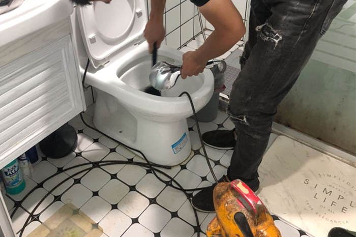 阿尔山马桶堵塞自己疏通还是找师傅?专业上门服务让你省时更省心